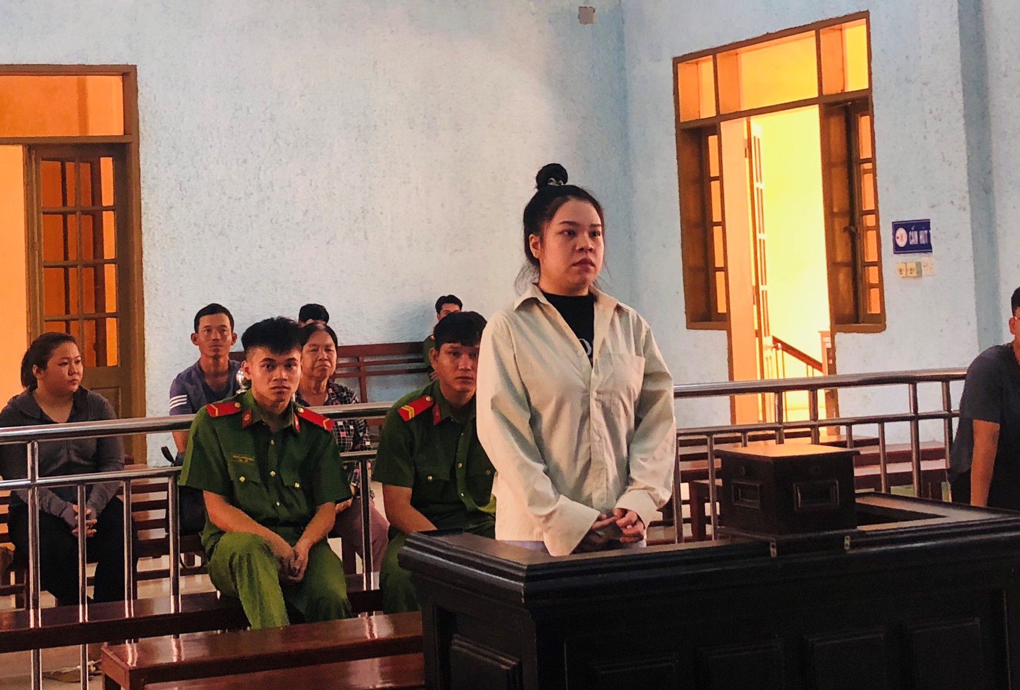 &ldquo;Vợ hờ" của một c&aacute;n bộ CSGT lừa gần 7 tỉ đồng- Ảnh 1.