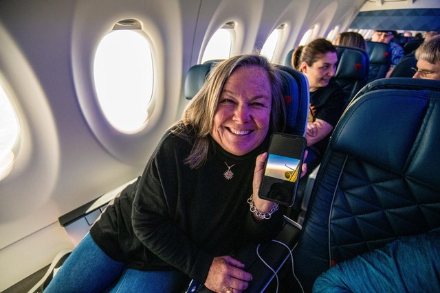 Chuyến bay lịch sử của Delta Airlines: Hàng trăm hành khách nín thở xem nhật thực trăm năm có một ở độ cao 9000 mét - Ảnh 11.
