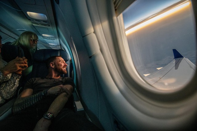 Chuyến bay lịch sử của Delta Airlines: Hàng trăm hành khách nín thở xem nhật thực trăm năm có một ở độ cao 9000 mét - Ảnh 6.