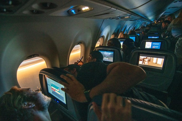 Chuyến bay lịch sử của Delta Airlines: Hàng trăm hành khách nín thở xem nhật thực trăm năm có một ở độ cao 9000 mét - Ảnh 4.
