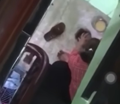 NÓNG: Phụ huynh bàng hoàng trước clip được lan truyền trên MXH, một trẻ mầm non bị đè dưới sàn nhà, đánh liên tục vào đầu để ép ăn - Ảnh 1.