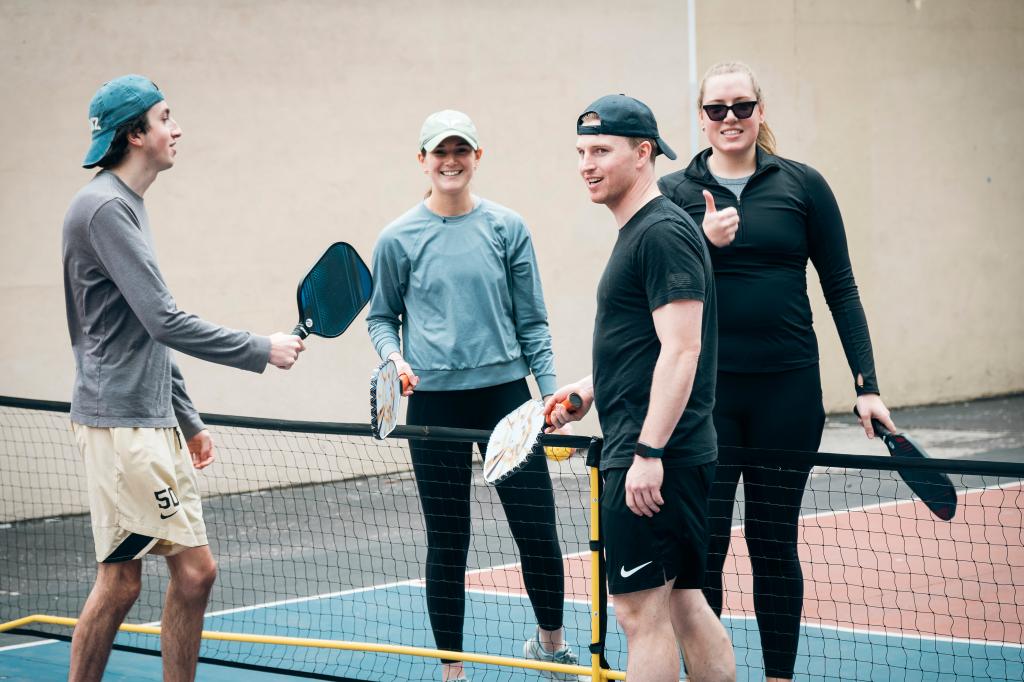 Địa điểm hẹn hò đỉnh nhất lúc này gọi tên sân Pickleball: Chơi vui vui lại tìm được chân ái, Tinder giới thể dục thể thao là đây? - Ảnh 2.