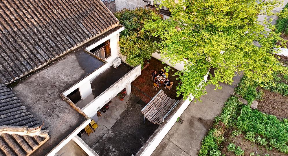 Tiến sĩ về quê sửa nhà cho bố mẹ dưỡng già: 3 thế hệ cùng chung sống trong Tiến sĩ về quê sửa nhà cho bố mẹ dưỡng già: 3 thế hệ cùng chung sống trong