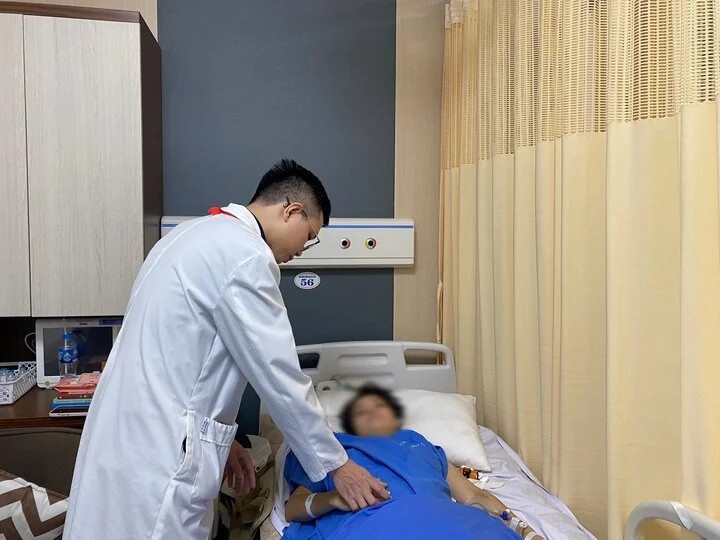 Bố nữ bác sĩ bị kính đổ vào người: Con tôi còn muốn ra nước ngoài học Tiến sĩ, giờ nằm thở cũng khó nhọc- Ảnh 1. Bố nữ bác sĩ bị kính đổ vào người: Con tôi còn muốn ra nước ngoài học Tiến sĩ, giờ nằm thở cũng khó nhọc- Ảnh 1.