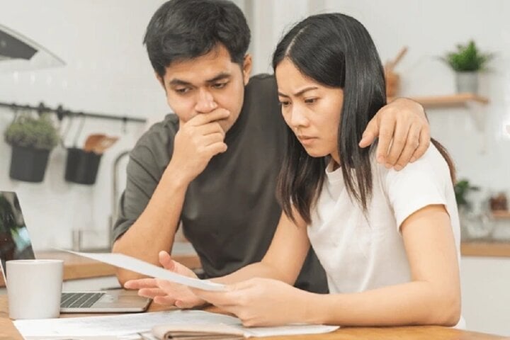 stressed-asian-young-couple-family-600nw-2183492805-16204227-1715305744595-1715305745725462421729.jpg