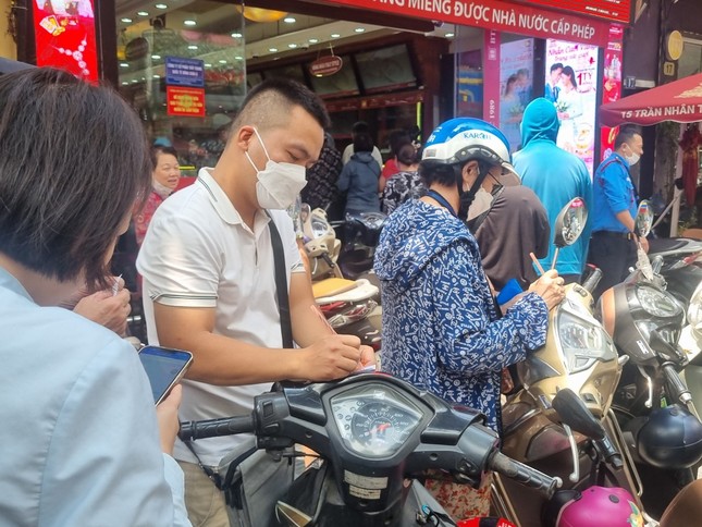 Giá vàng điên cuồng: Mua bán khổ như thời bao cấp, có người bế con nhỏ xếp hàng cả trưa - Ảnh 4.