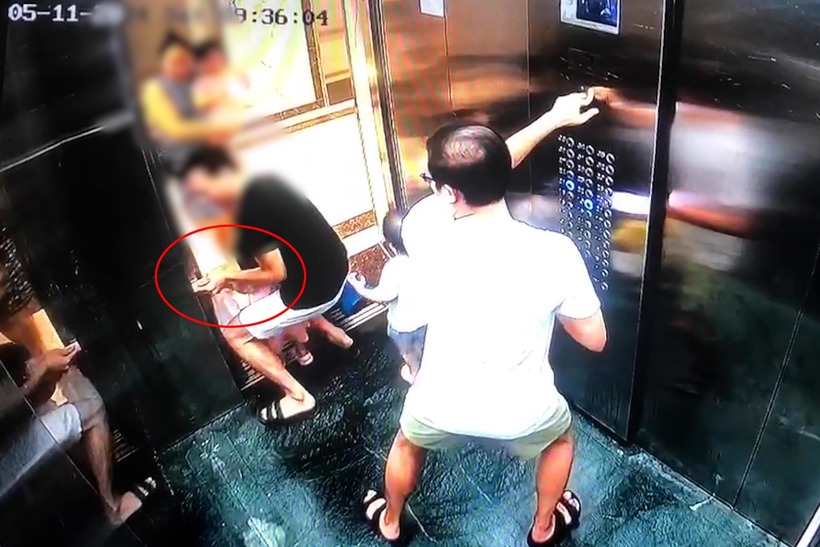 Em bé bị kẹp tay vào cửa thang máy chung cư ở Hà Nội, cư dân hết lòng giải cứu - Ảnh 1.