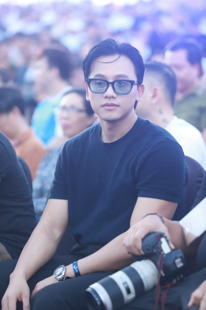 Mai Tài Phến xuất hiện ở hàng ghế siêu VIP trong show Mỹ Tâm, visual chuẩn nam thần - Ảnh 4.