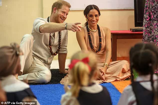Meghan liên tục chiếm spotlight trong chuyến thăm Nigeria cùng Harry, vẫn gây tranh cãi vì một chiếc váy - Ảnh 3.