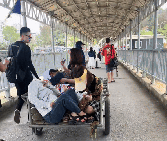 Cảnh say sóng dở khóc dở cười của du khách: Không bước đi nổi, phải ngồi lên xe để người khác... kéo - Ảnh 1. Cảnh say sóng dở khóc dở cười của du khách: Không bước đi nổi, phải ngồi lên xe để người khác... kéo - Ảnh 1.