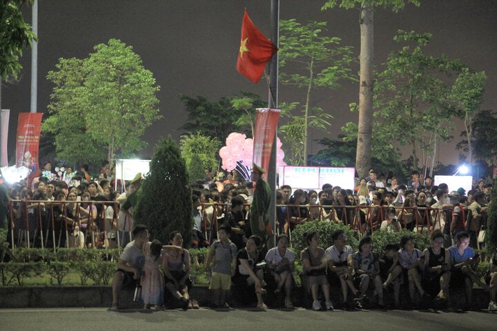 Mãn nhãn màn pháo hoa tầm cao tại Lễ hội Hoa phượng đỏ Hải Phòng - Ảnh 13.