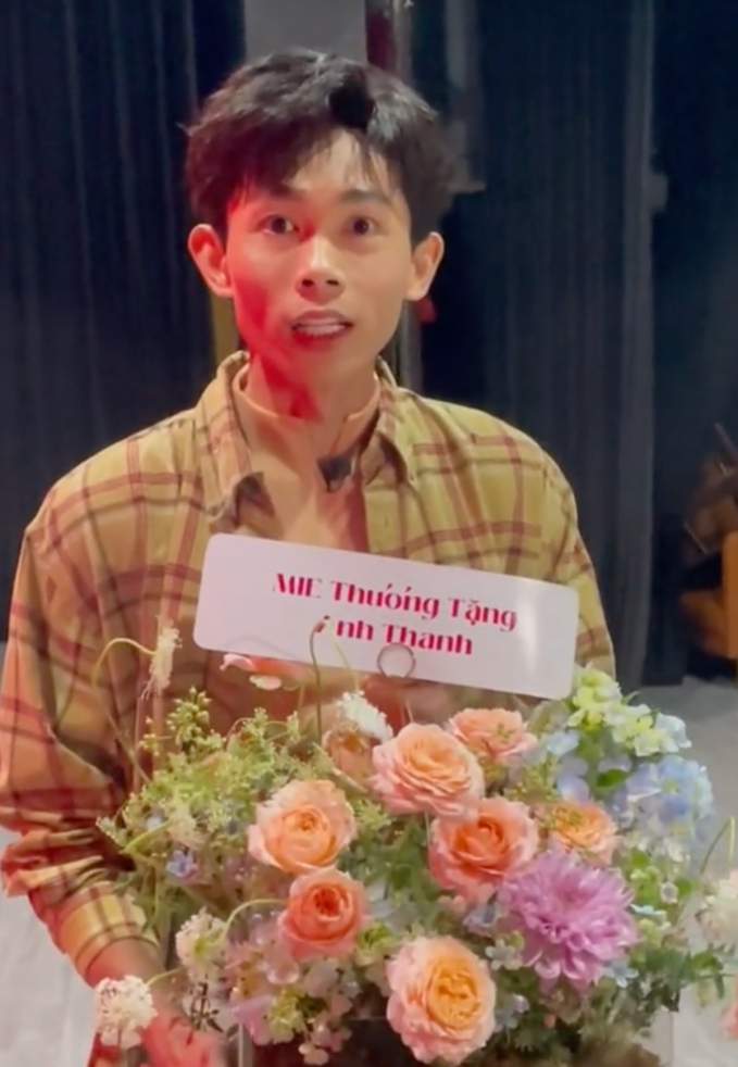 DJ Mie gửi hoa tặng có chữ &quot;thương&quot; cho Hồng Thanh, rộ nghi vấn tái hợp - Ảnh 2.