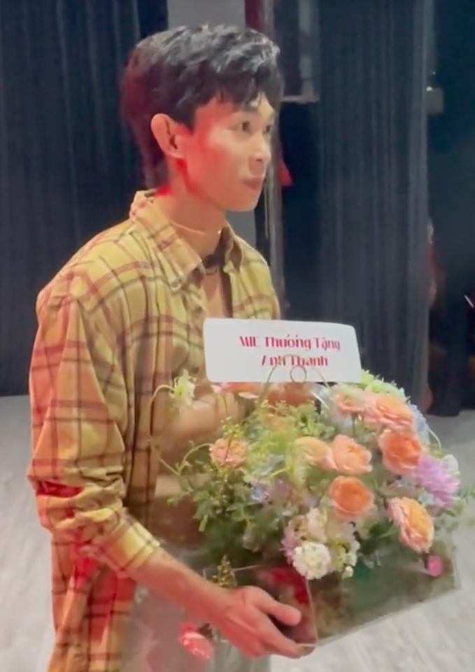 DJ Mie gửi hoa tặng có chữ &quot;thương&quot; cho Hồng Thanh, rộ nghi vấn tái hợp - Ảnh 1.