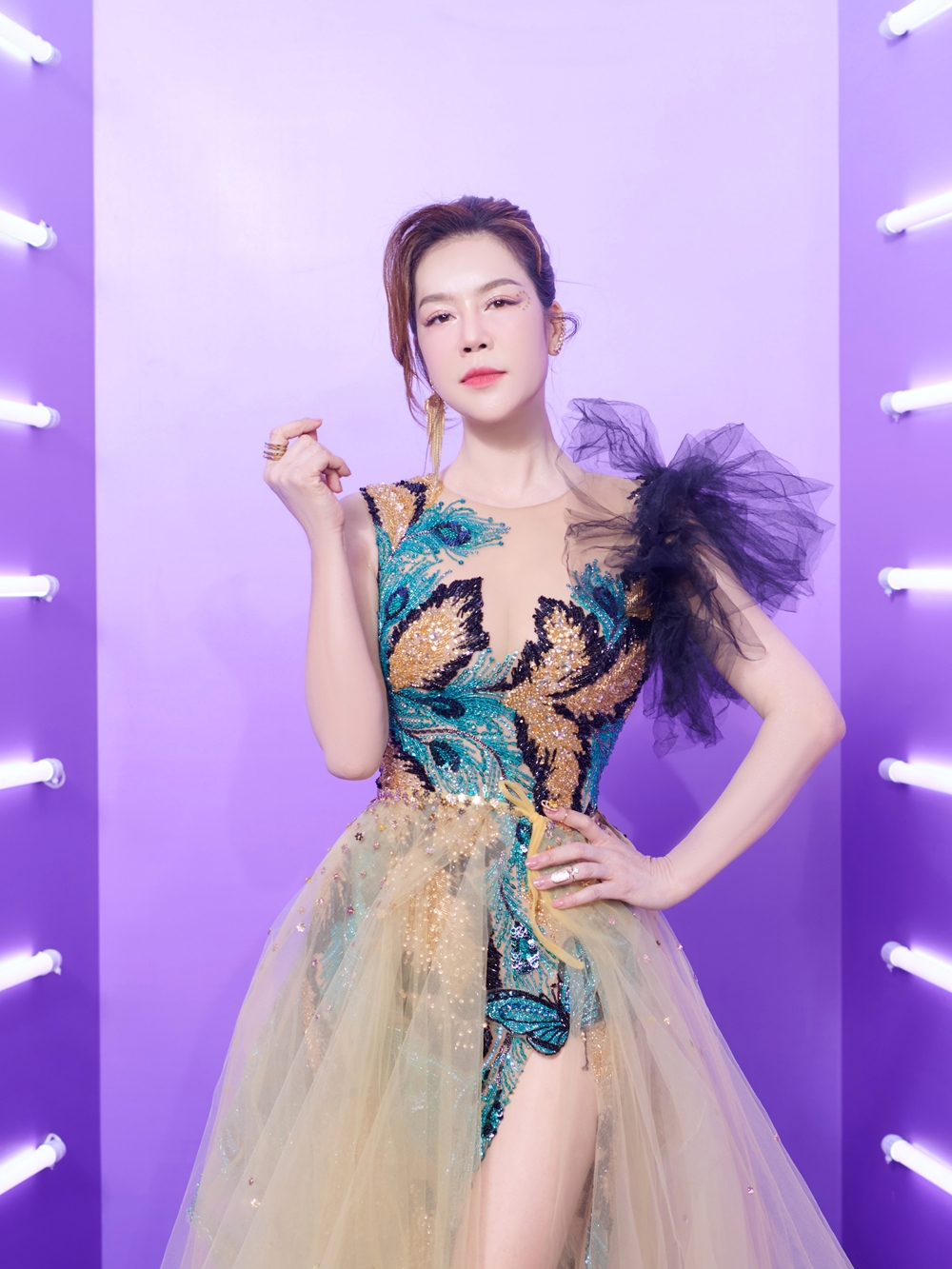 Chị đẹp Thu Phương tái xuất lộng lẫy, khoe giọng cao vút với bản hit &quot;Trăng dưới chân mình&quot;- Ảnh 1.