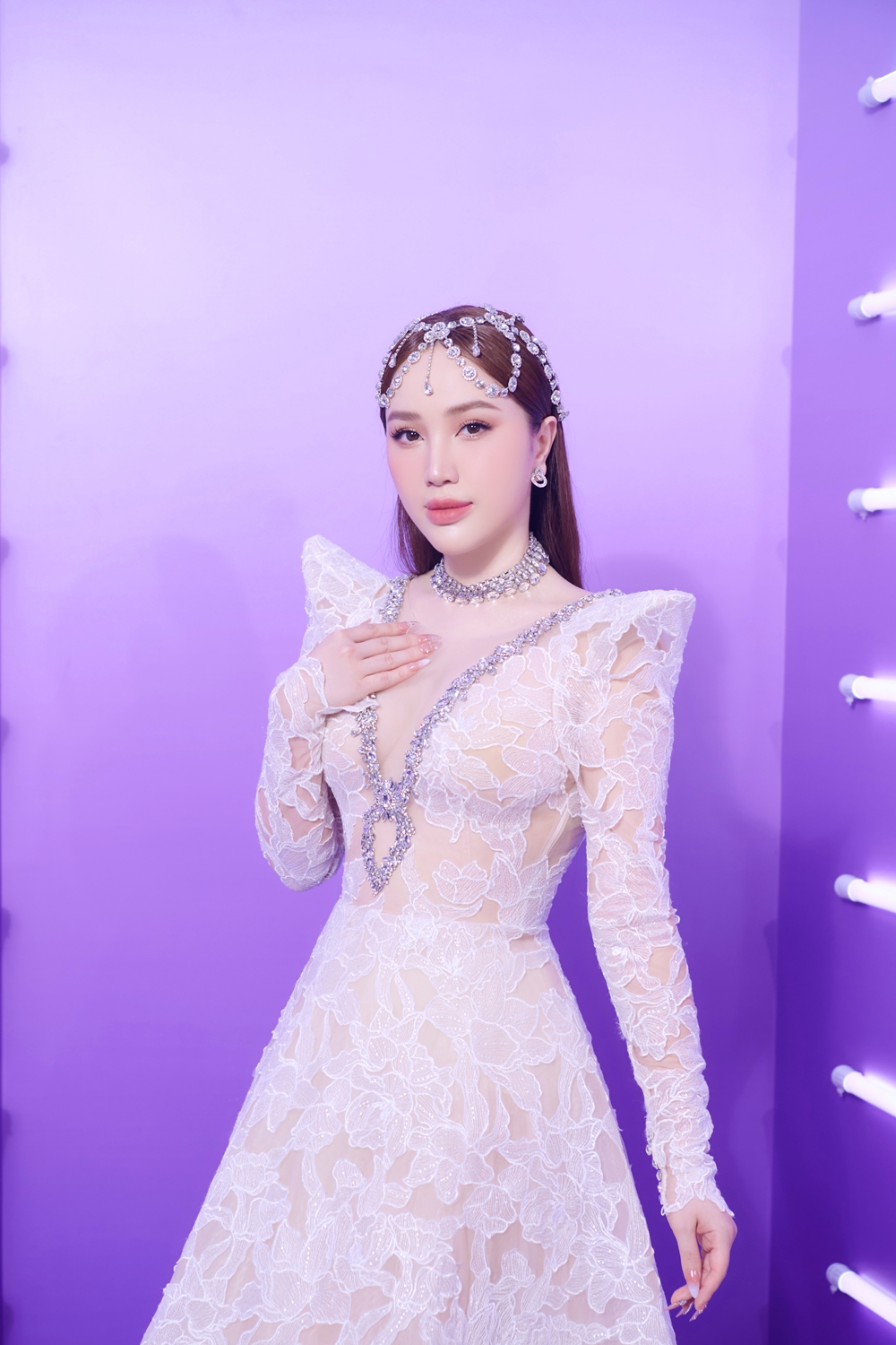 Chị đẹp Thu Phương tái xuất lộng lẫy, khoe giọng cao vút với bản hit &quot;Trăng dưới chân mình&quot;- Ảnh 5.