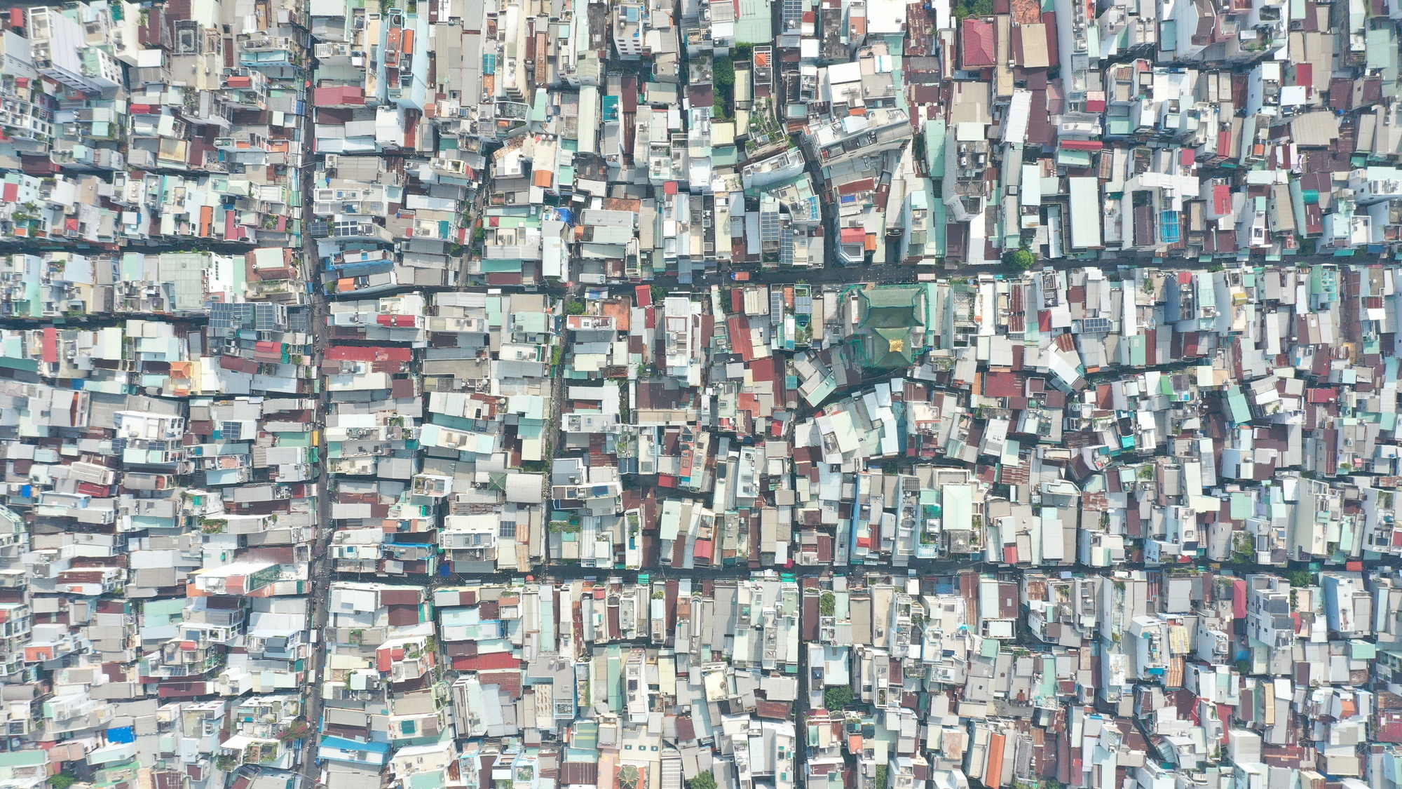 Clip: Choáng ngợp hình ảnh từ trên cao của một quận nhỏ nhất TP.HCM nhưng có mật độ dân số cao nhất Việt Nam- Ảnh 1.
