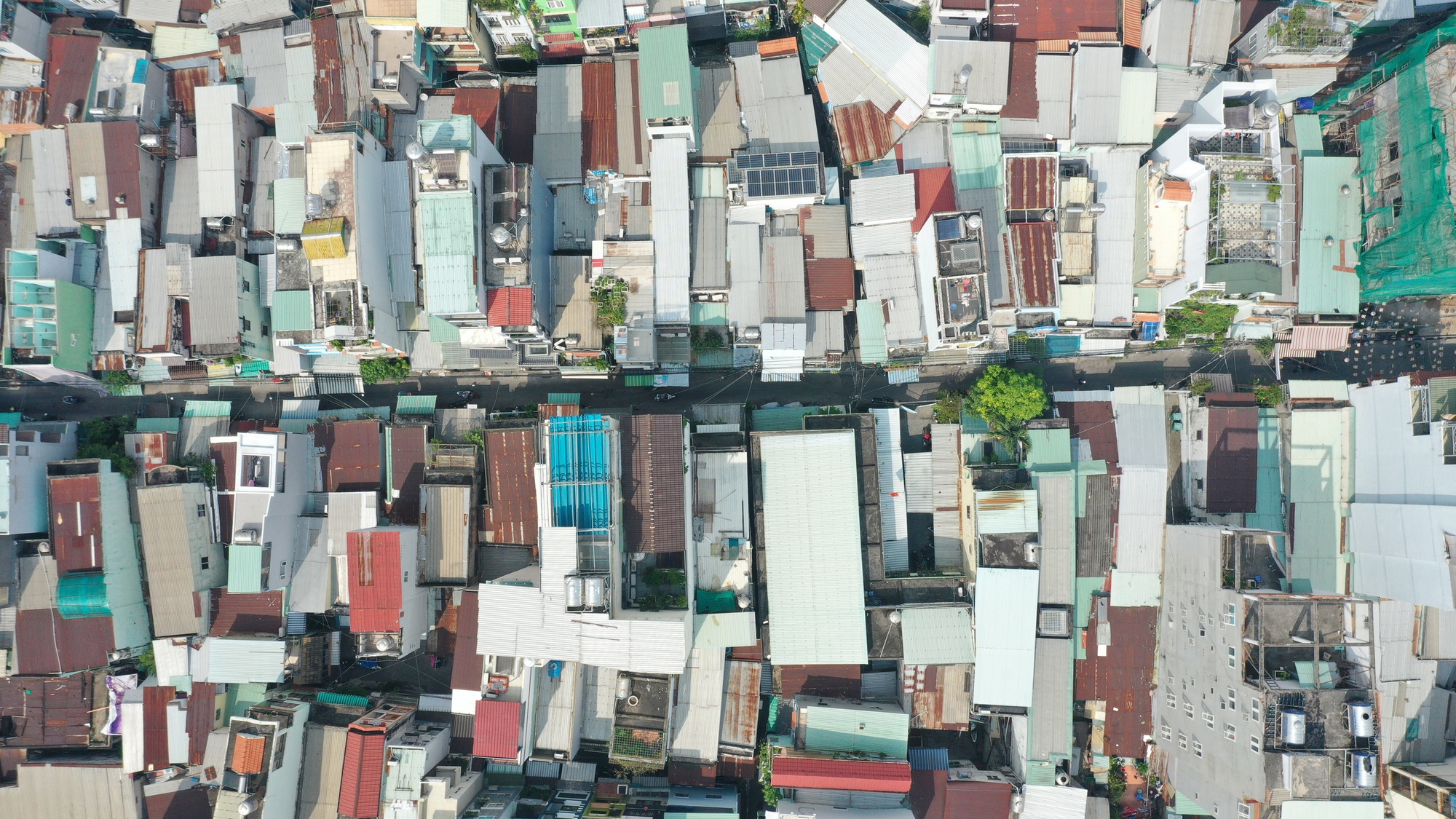 Clip: Choáng ngợp hình ảnh từ trên cao của một quận nhỏ nhất TP.HCM nhưng có mật độ dân số cao nhất Việt Nam- Ảnh 3.