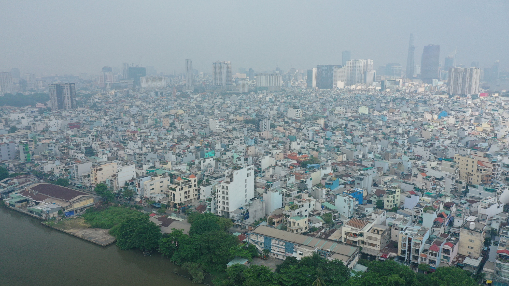 Clip: Choáng ngợp hình ảnh từ trên cao của một quận nhỏ nhất TP.HCM nhưng có mật độ dân số cao nhất Việt Nam- Ảnh 8.