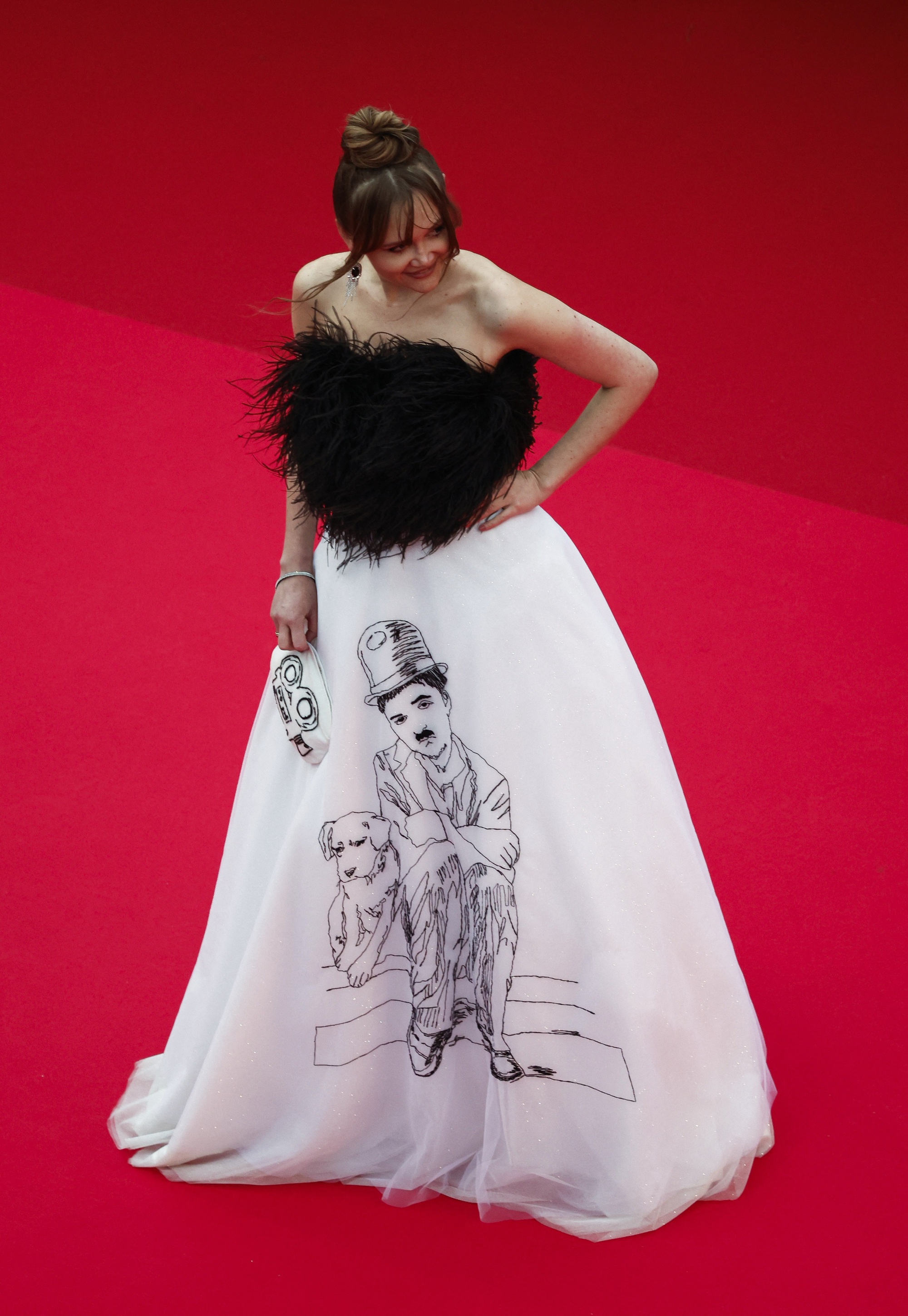 Đầm khoét xẻ gợi cảm nở rộ tại Cannes 2024- Ảnh 13.