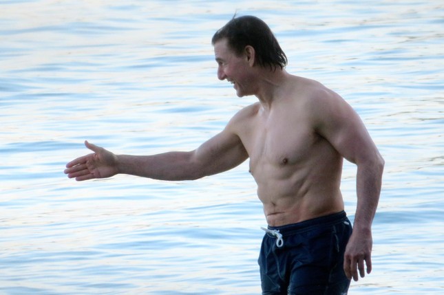 Tom Cruise cởi trần tắm biển giữa lúc con gái bỏ họ cha - Ảnh 3.