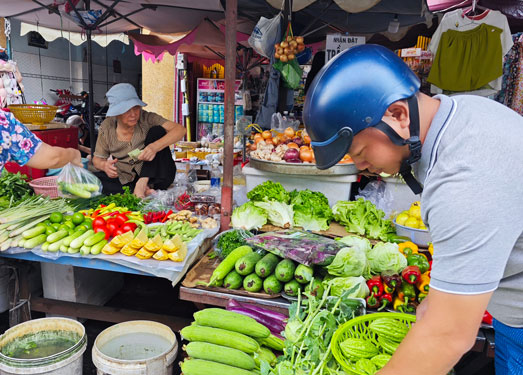 Thời tiết nắng nóng, khô hạn khiến rau củ các loại bị đứt lứa, giá tăng cao kéo dài