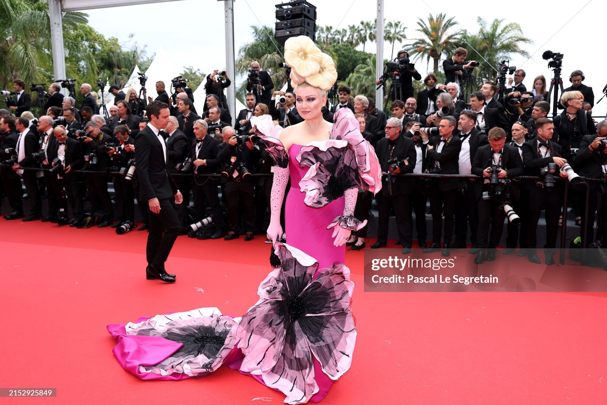 Thảm đỏ khai mạc LHP Cannes 2024: Chompoo Araya, Quan Hiểu Đồng khoe sắc cực đỉnh, đánh bại dàn sao Hollywood- Ảnh 16.