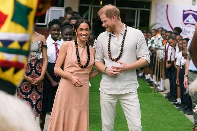 Ồn ào sai phạm từ thiện của Harry - Meghan Markle - Ảnh 1.