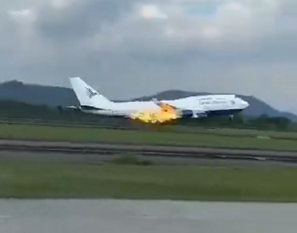 Máy bay chở 468 người hạ cánh khẩn cấp, video tiết lộ trạng thái kinh hoàng khi đáp đường băng- Ảnh 1.