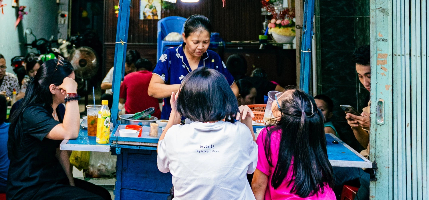 Có một tiệm bán phá lấu không màu &quot;nhạt nhẽo&quot; nhưng 2 tiếng là hết hàng, không chỉ người lớn mà trẻ nhỏ cũng thích  - Ảnh 1.