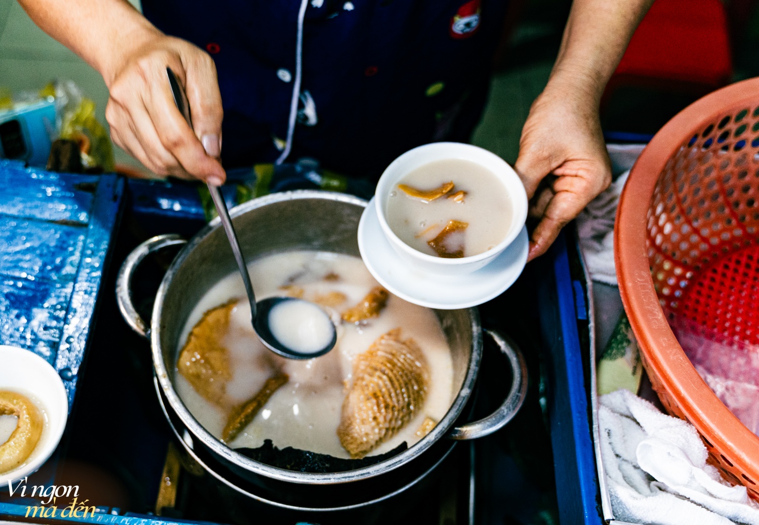 Có một tiệm bán phá lấu &quot;không màu&quot; tưởng chừng nhạt nhẽo nhưng chỉ 2 tiếng là hết hàng, nhiều gia đình đưa cả trẻ con đến ăn mỗi tuần! - Ảnh 3.