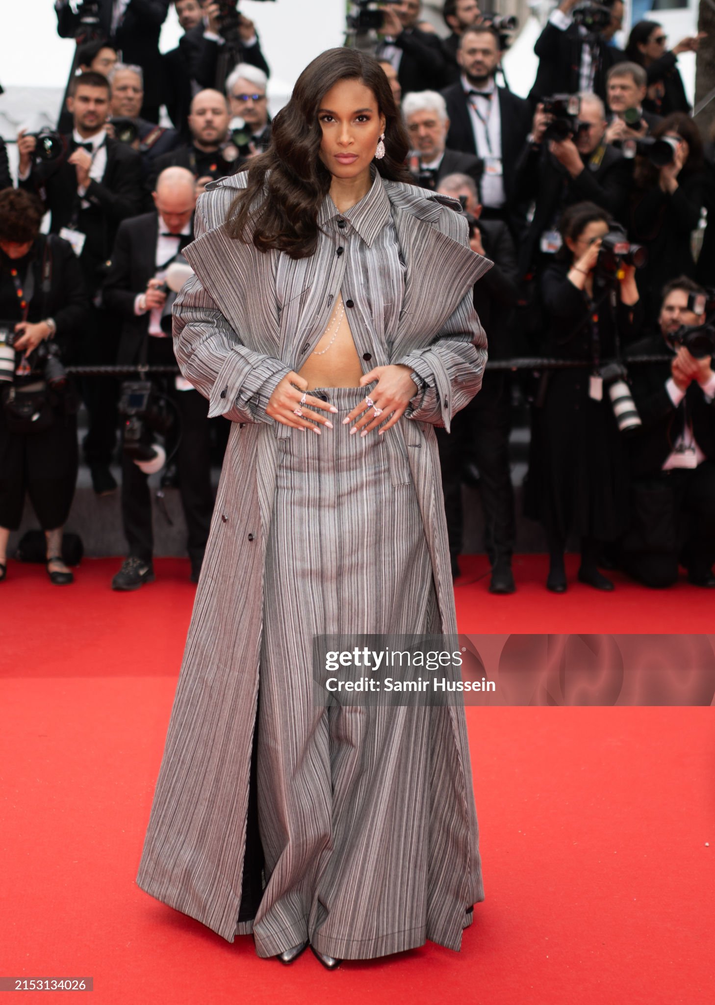 Thảm đỏ Cannes ngày 2: Búp bê Anya Taylor-Joy đẹp vô thực so kè Đường Yên - Quan Hiểu Đồng, Chris Hemsworth đưa cả gia đình đến dự - Ảnh 29.