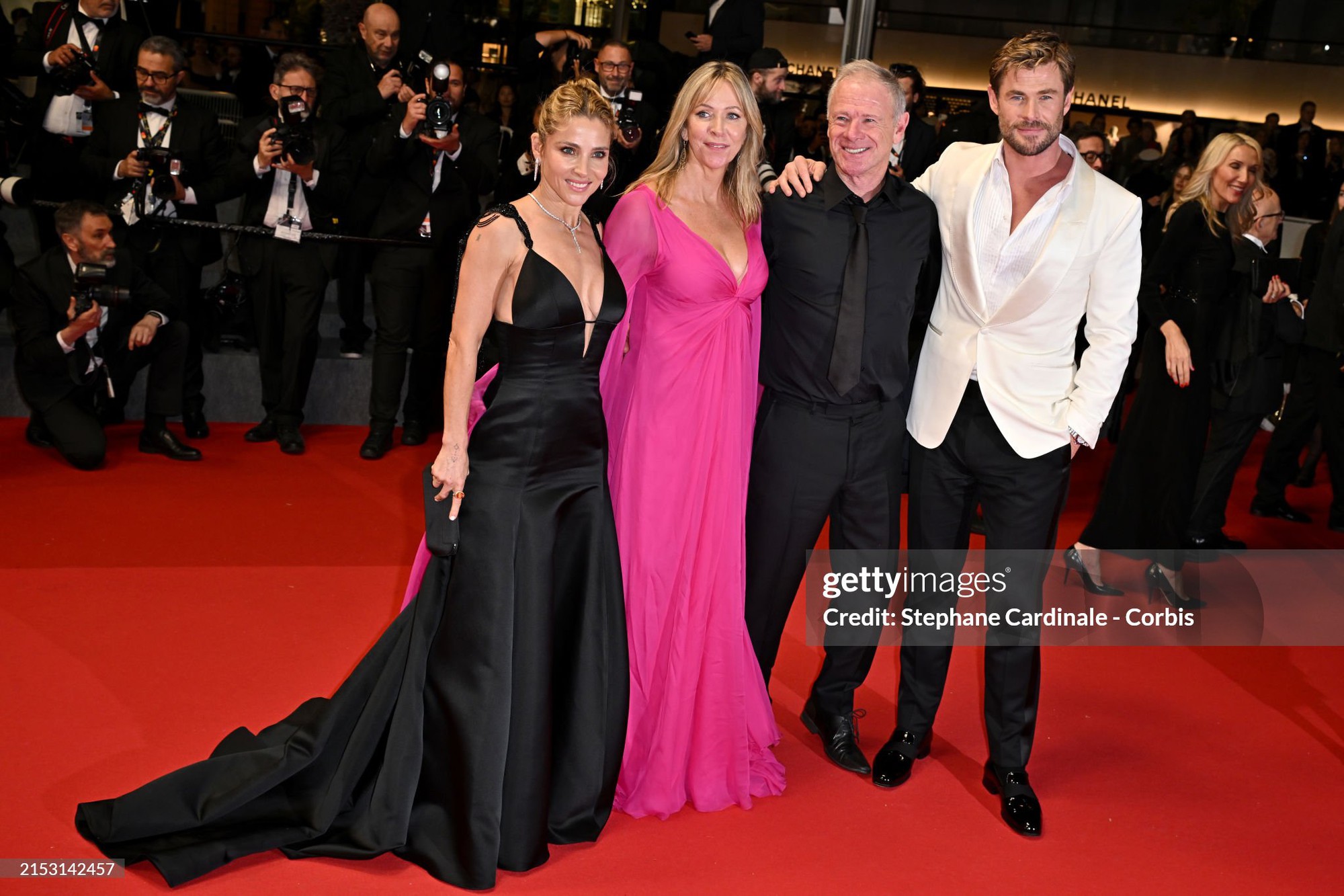 Thảm đỏ Cannes ngày 2: Búp bê Anya Taylor-Joy đẹp vô thực so kè Đường Yên - Quan Hiểu Đồng, Chris Hemsworth đưa cả gia đình đến dự - Ảnh 14.