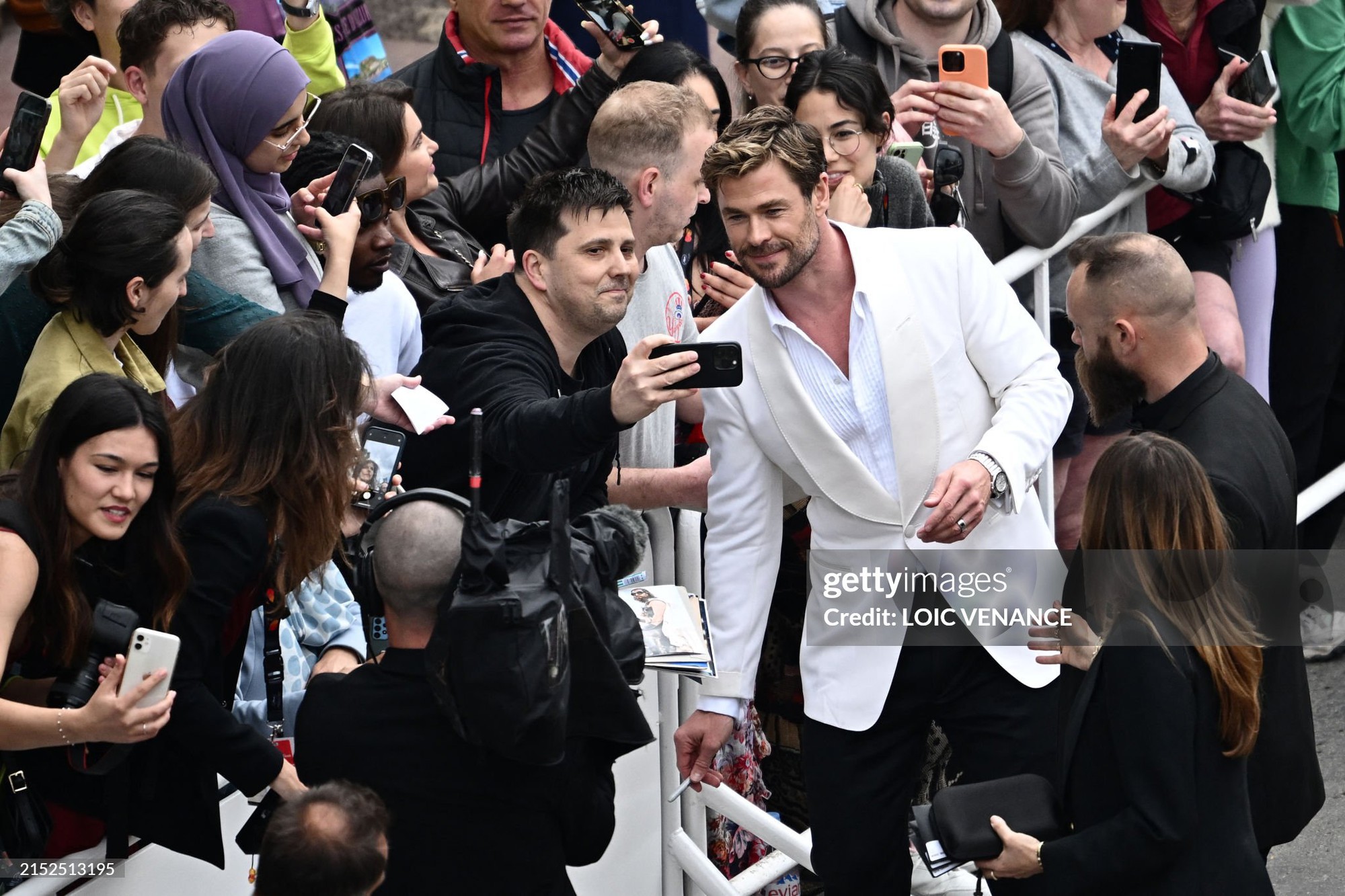 Thảm đỏ Cannes ngày 2: Búp bê Anya Taylor-Joy đẹp vô thực so kè Đường Yên - Quan Hiểu Đồng, Chris Hemsworth đưa cả gia đình đến dự - Ảnh 18.