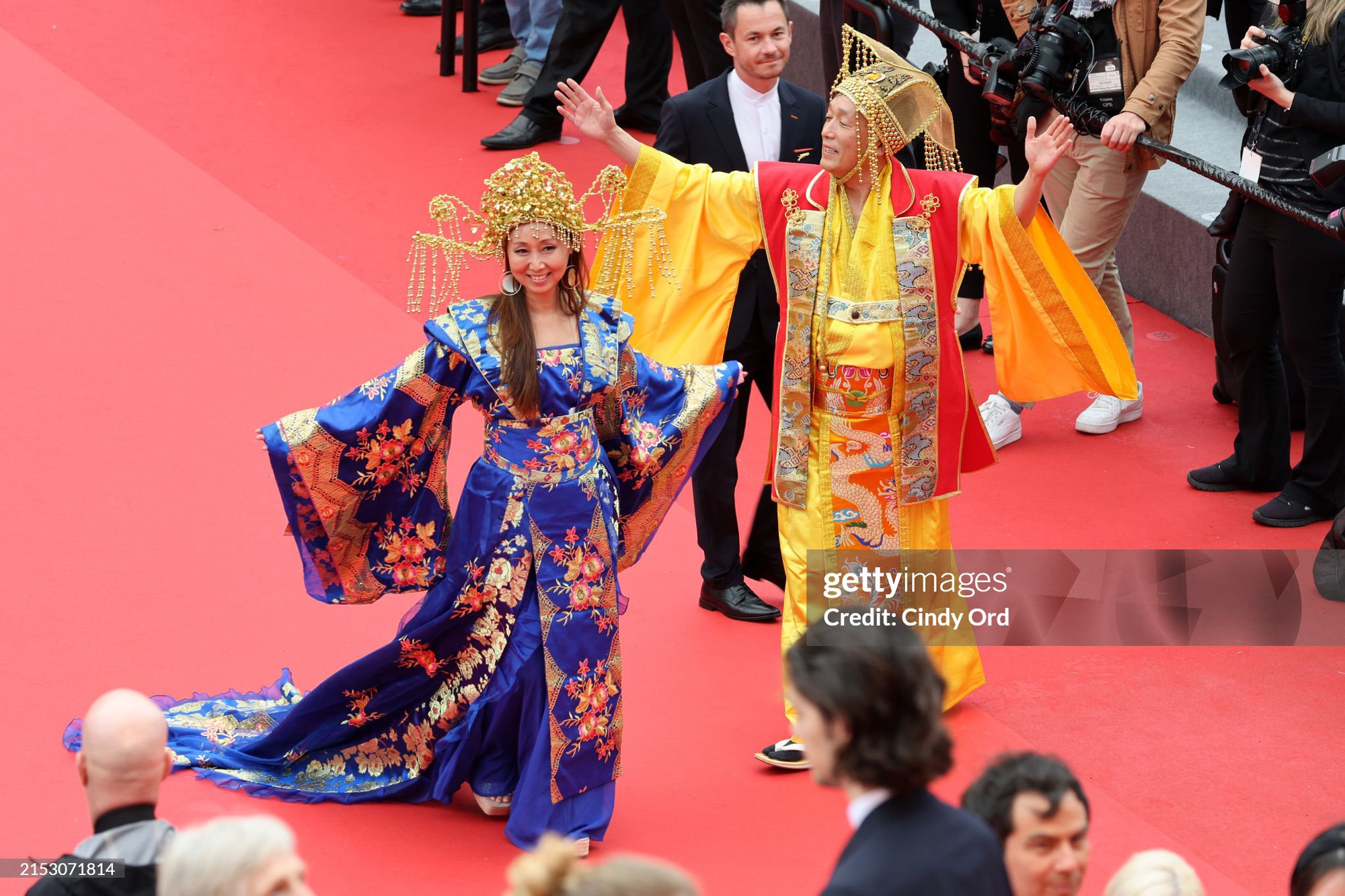 Thảm đỏ Cannes ngày 2: Búp bê Anya Taylor-Joy đẹp vô thực so kè Đường Yên - Quan Hiểu Đồng, Chris Hemsworth đưa cả gia đình đến dự - Ảnh 37.