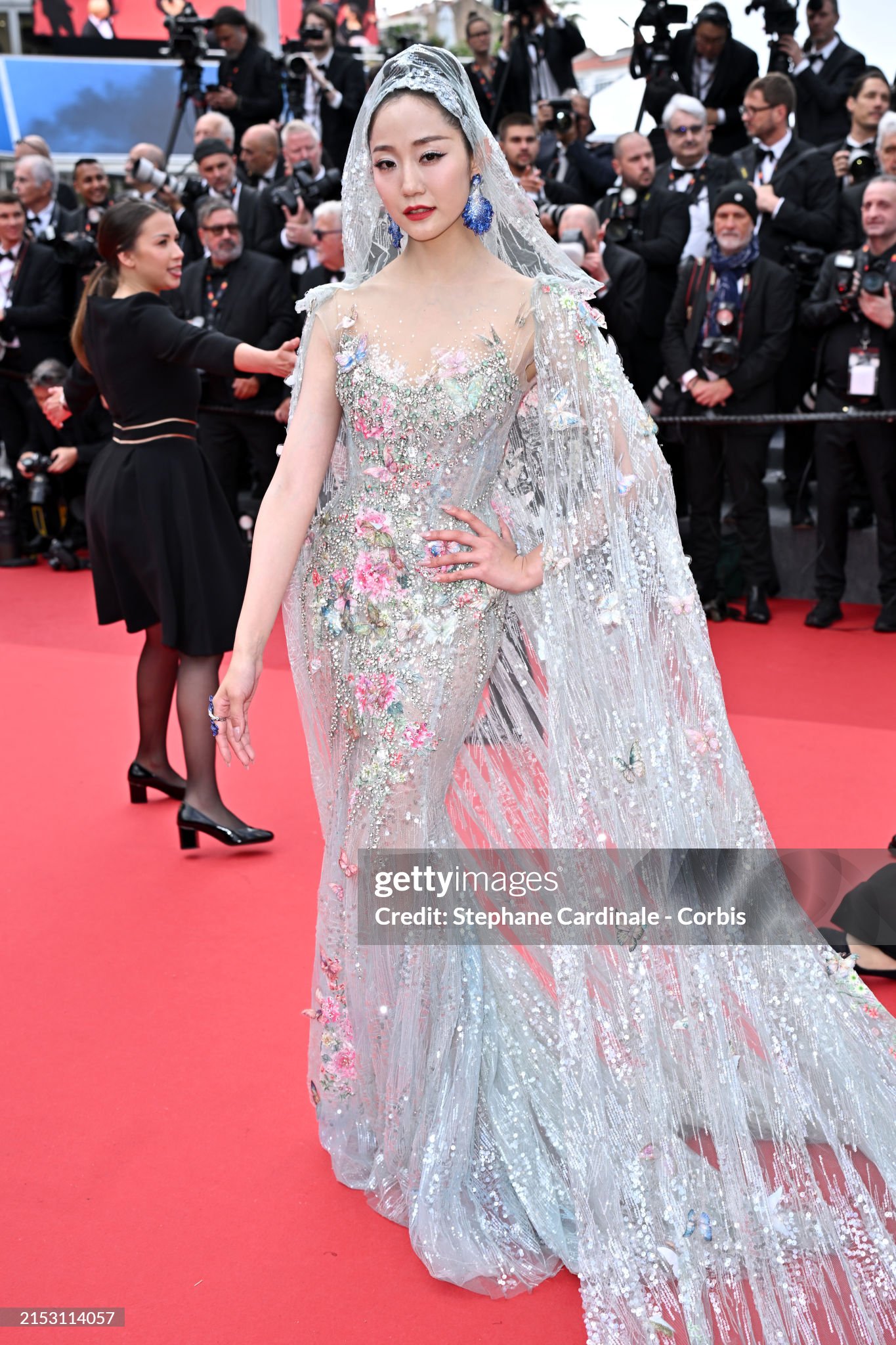 Thảm đỏ Cannes ngày 2: Búp bê Anya Taylor-Joy đẹp vô thực so kè Đường Yên - Quan Hiểu Đồng, Chris Hemsworth đưa cả gia đình đến dự - Ảnh 23.