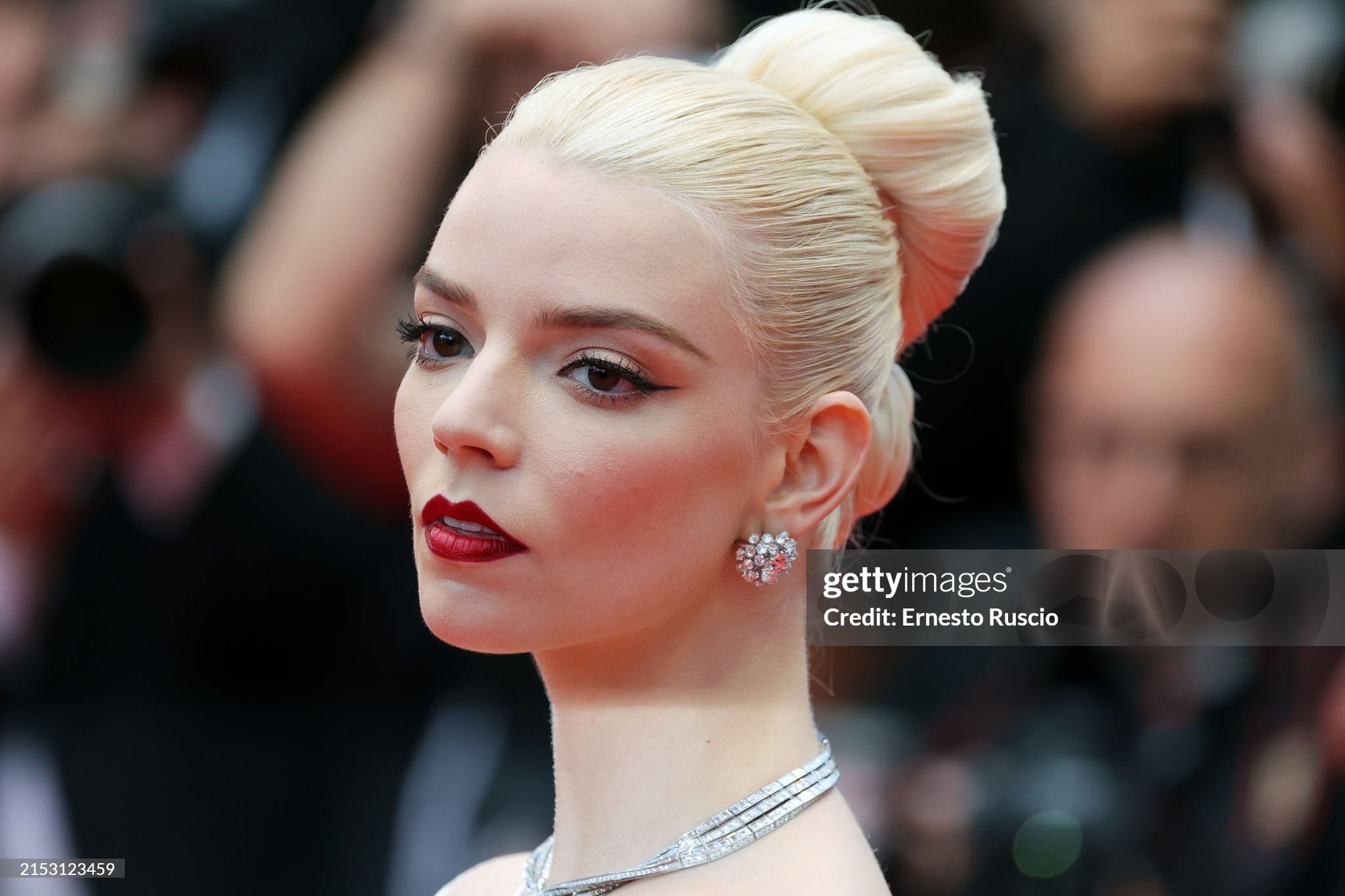 Thảm đỏ Cannes ngày 2: Búp bê Anya Taylor-Joy đẹp vô thực so kè Đường Yên - Quan Hiểu Đồng, Chris Hemsworth đưa cả gia đình đến dự - Ảnh 6.