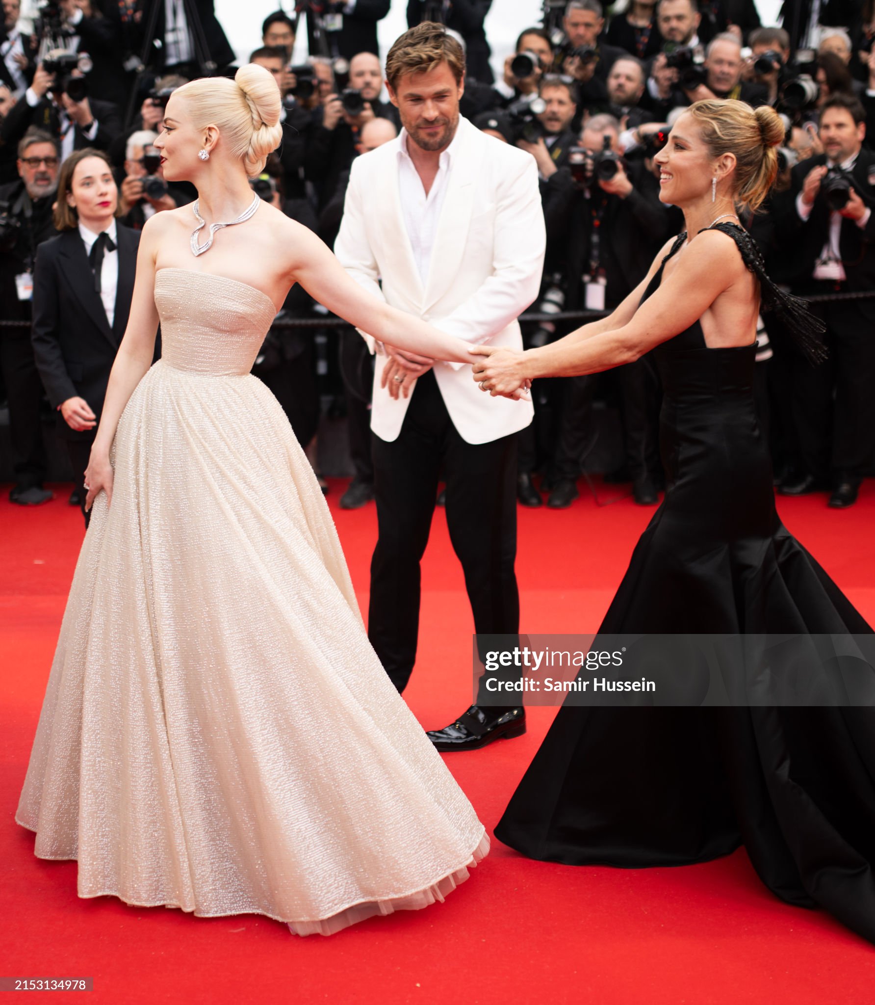 Thảm đỏ Cannes ngày 2: Búp bê Anya Taylor-Joy đẹp vô thực so kè Đường Yên - Quan Hiểu Đồng, Chris Hemsworth đưa cả gia đình đến dự - Ảnh 17.