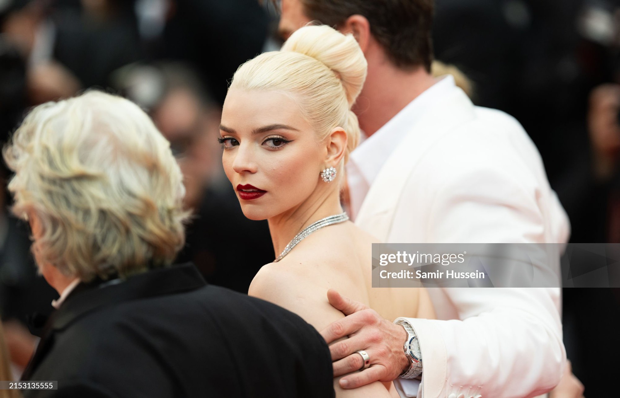 Thảm đỏ Cannes ngày 2: Búp bê Anya Taylor-Joy đẹp vô thực so kè Đường Yên - Quan Hiểu Đồng, Chris Hemsworth đưa cả gia đình đến dự - Ảnh 5.