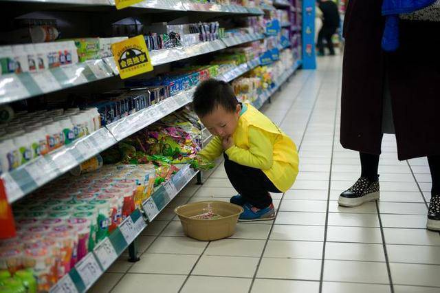 3 đứa trẻ ăn trộm một miếng s&ocirc;-c&ocirc;-la trong si&ecirc;u thị, 3 b&agrave; mẹ c&oacute; phản ứng kh&aacute;c nhau, ảnh hưởng đến cuộc sống con c&aacute;i - Ảnh 1.