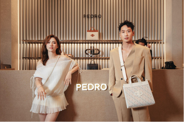 Tuấn Trần - Phương Anh Đào tái ngộ sau phim MAI tại sự kiện khai trương Flagship Store đầu tiên của PEDRO - Ảnh 1.