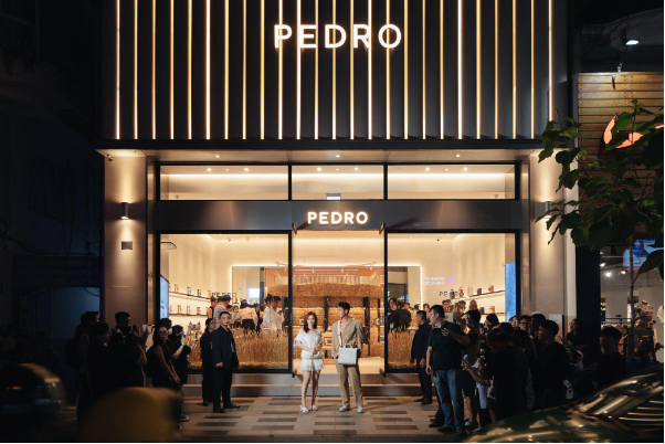 Tuấn Trần - Phương Anh Đào tái ngộ sau phim MAI tại sự kiện khai trương Flagship Store đầu tiên của PEDRO - Ảnh 2.