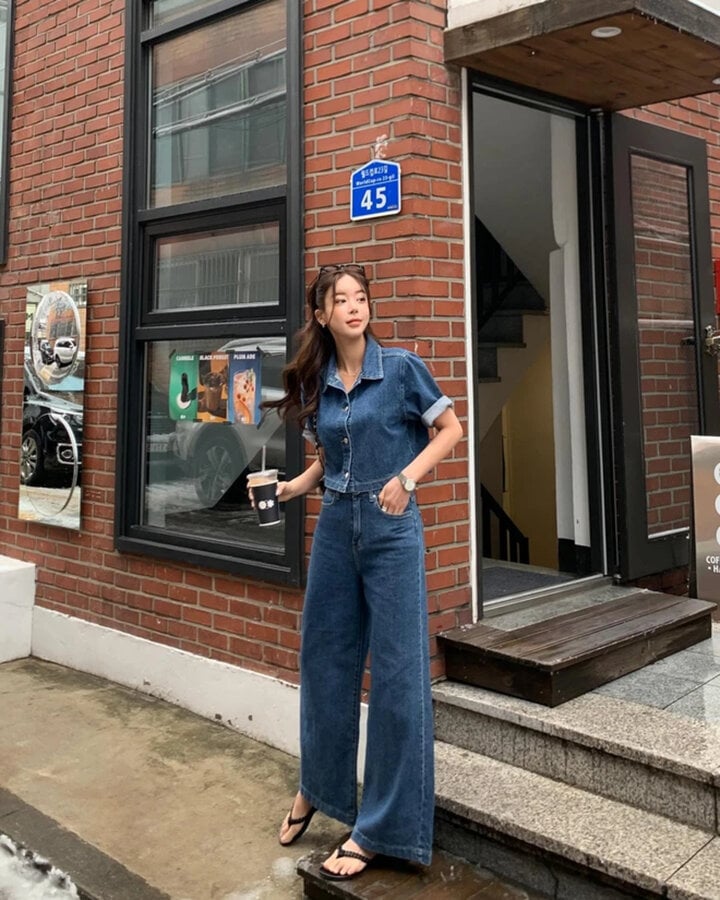 Xu hướng trang phục denim phủ s&oacute;ng m&ugrave;a h&egrave; 2024 - Ảnh 1.
