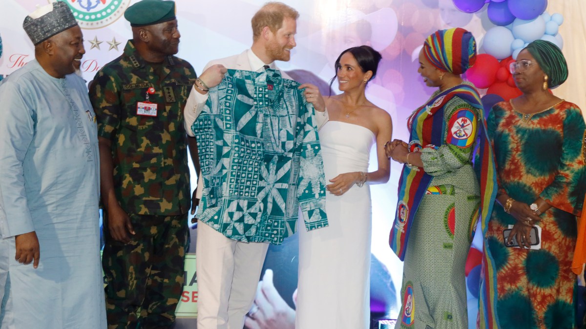 Harry - Meghan phá vỡ một nguyên tắc hoàng gia trong chuyến thăm Nigeria, điều mà William - Kate không được phép làm- Ảnh 2.