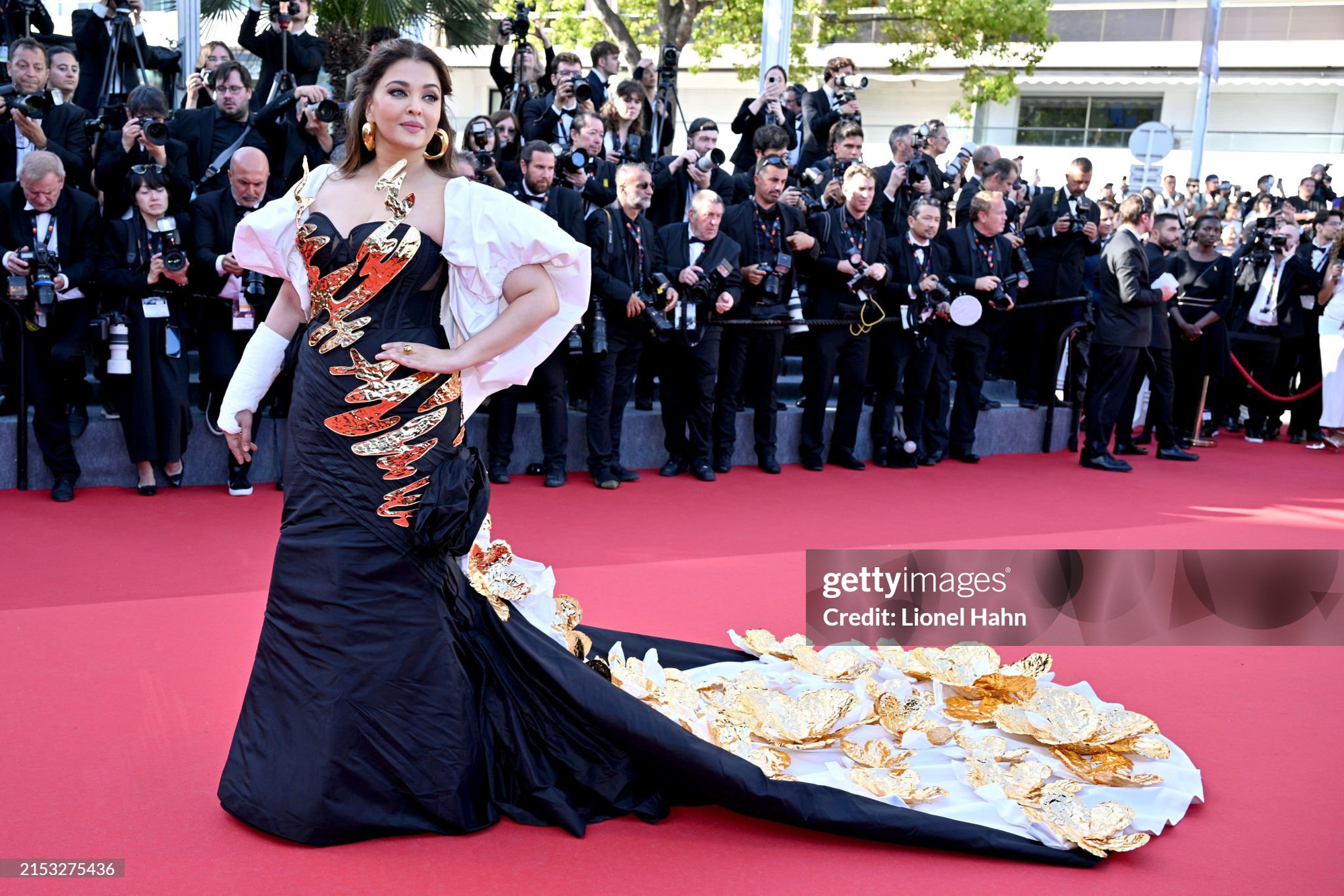 Thảm đỏ Cannes ngày 3: Chompoo Araya lộ cả nội y, con dâu trùm sòng bạc khoe body siêu mẫu chặt chém Chung Sở Hi - Trương Thiên Ái - Ảnh 13.