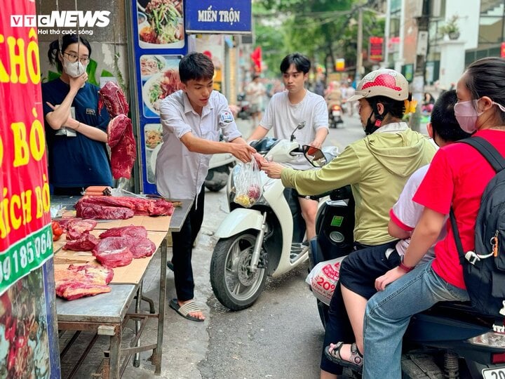 H&agrave; Nội đắt đỏ, người lao động chắt b&oacute;p từng đồng vẫn 'thiếu trước, hụt sau'- Ảnh 1.