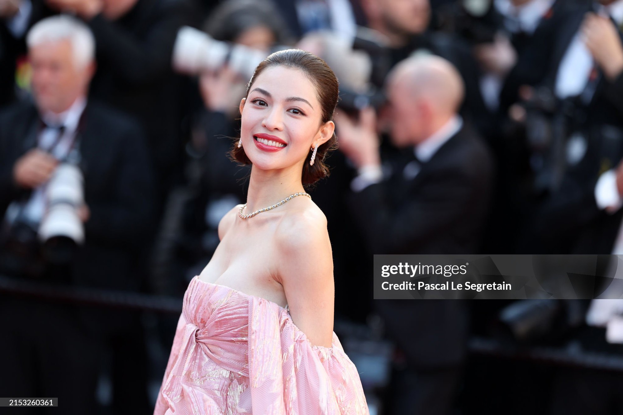 Thảm đỏ Cannes ngày 3: Chompoo Araya lộ cả nội y, con dâu trùm sòng bạc khoe body siêu mẫu chặt chém Chung Sở Hi - Trương Thiên Ái - Ảnh 8.