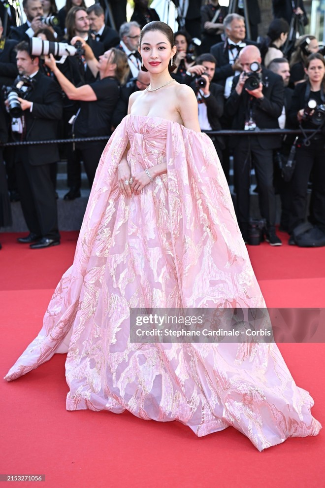 Thảm đỏ Cannes ngày 3: Chompoo Araya lộ cả nội y, con dâu trùm sòng bạc khoe body siêu mẫu &quot;chặt chém&quot; Chung Sở Hi - Trương Thiên Ái - Ảnh 11.