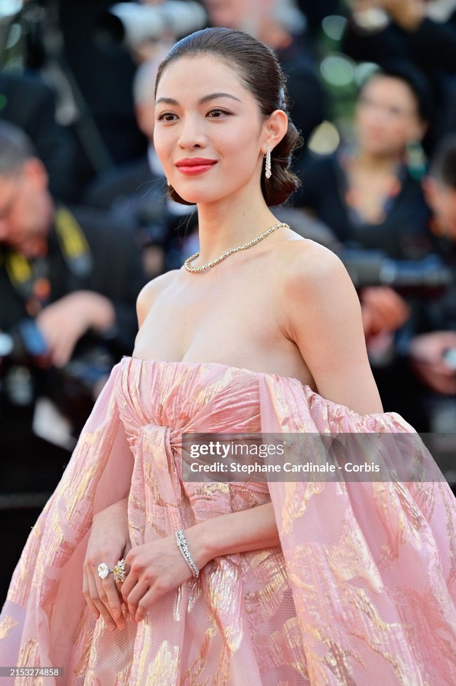 Thảm đỏ Cannes ngày 3: Chompoo Araya lộ cả nội y, con dâu trùm sòng bạc khoe body siêu mẫu &quot;chặt chém&quot; Chung Sở Hi - Trương Thiên Ái - Ảnh 15.