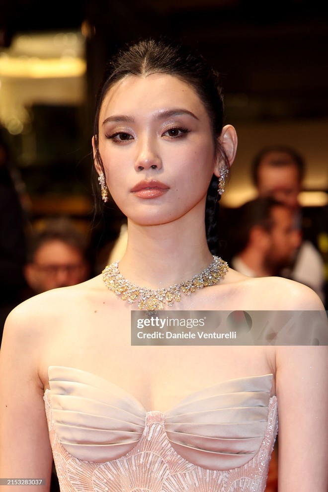 Thảm đỏ Cannes ngày 3: Chompoo Araya lộ cả nội y, con dâu trùm sòng bạc khoe body siêu mẫu &quot;chặt chém&quot; Chung Sở Hi - Trương Thiên Ái - Ảnh 9.