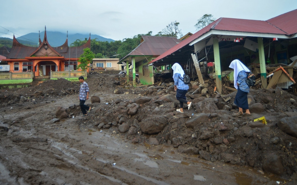 Lũ dung nham càn quét Indonesia, gần 70 người thiệt mạng - Ảnh 1.